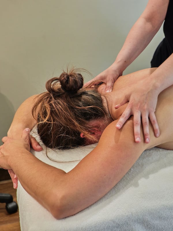 Sauna, bain à remous, hammam, soins corporels, massages prénataux