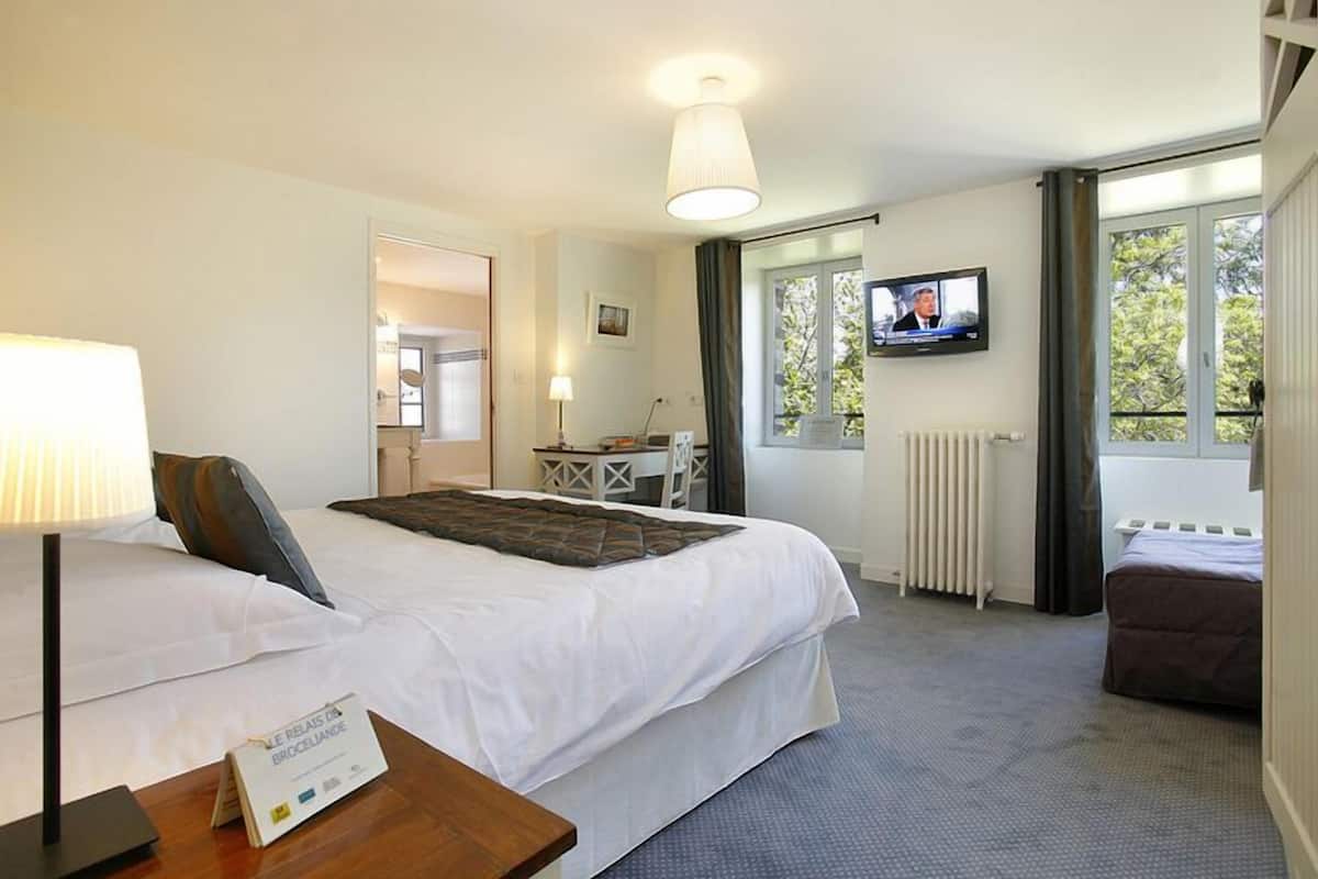 superior double room | desk, free wifi, bed sheets