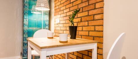 Tabla de planchar con plancha, wifi gratis y ropa de cama