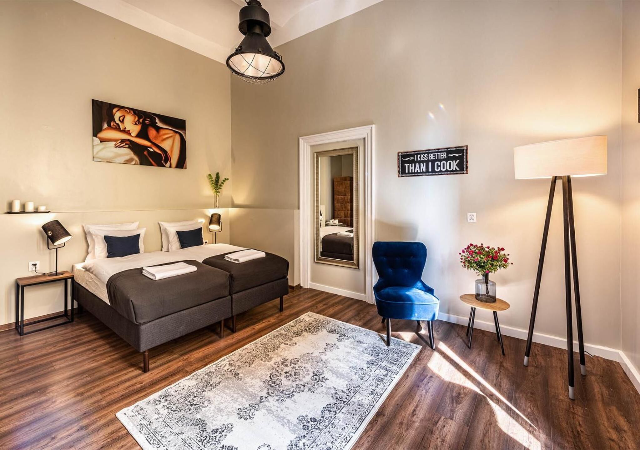 Tabla de planchar con plancha, wifi gratis y ropa de cama 