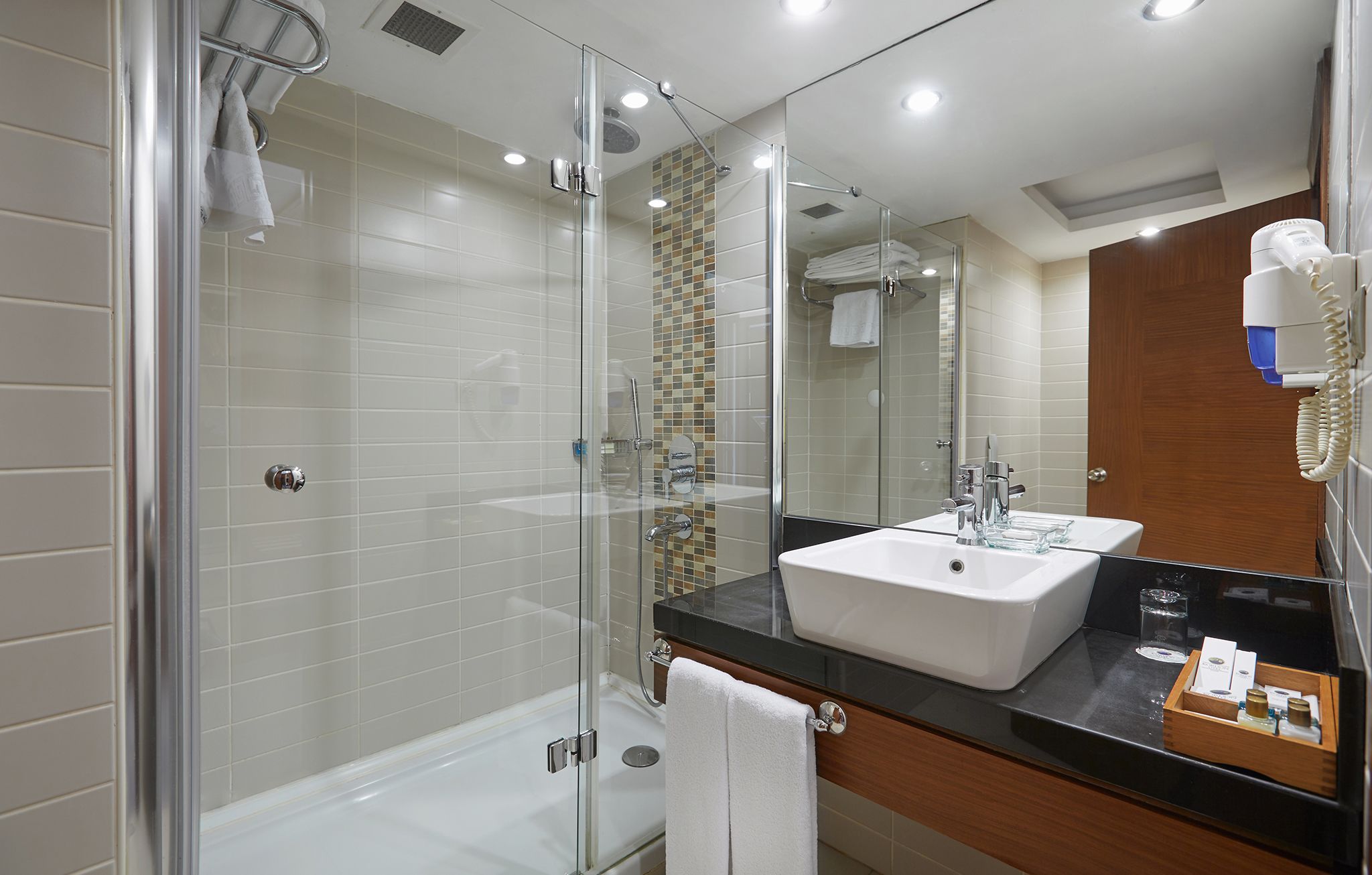 deluxe room | bathroom | combined shower/bathtub, deep-soaking bathtub, free toiletries