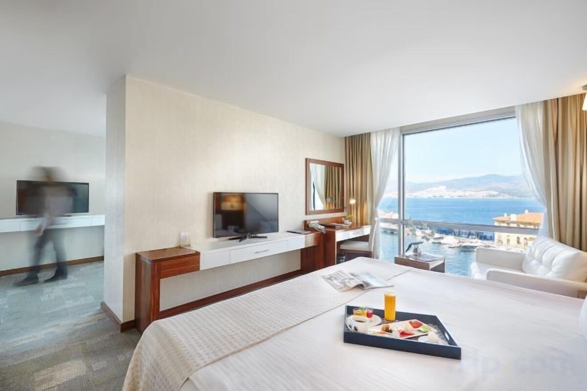Premium bedding, minibar, in-room safe, desk