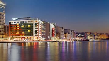 Mặt tiền nơi lưu trú - ban đêm