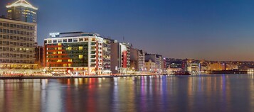 Fachada de la propiedad por la tarde o noche