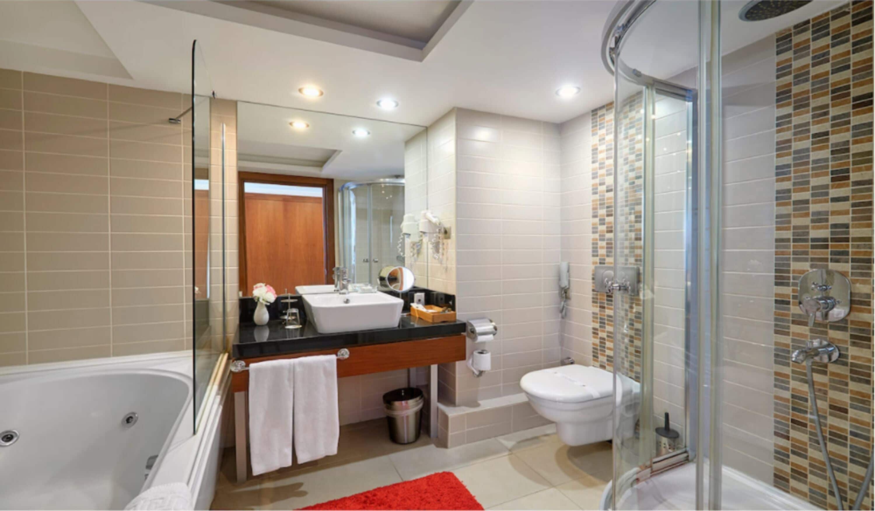 suite | bathroom | combined shower/bathtub, deep-soaking bathtub, free toiletries