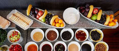 Diversos alimentos y condimentos dispuestos sobre una mesa.