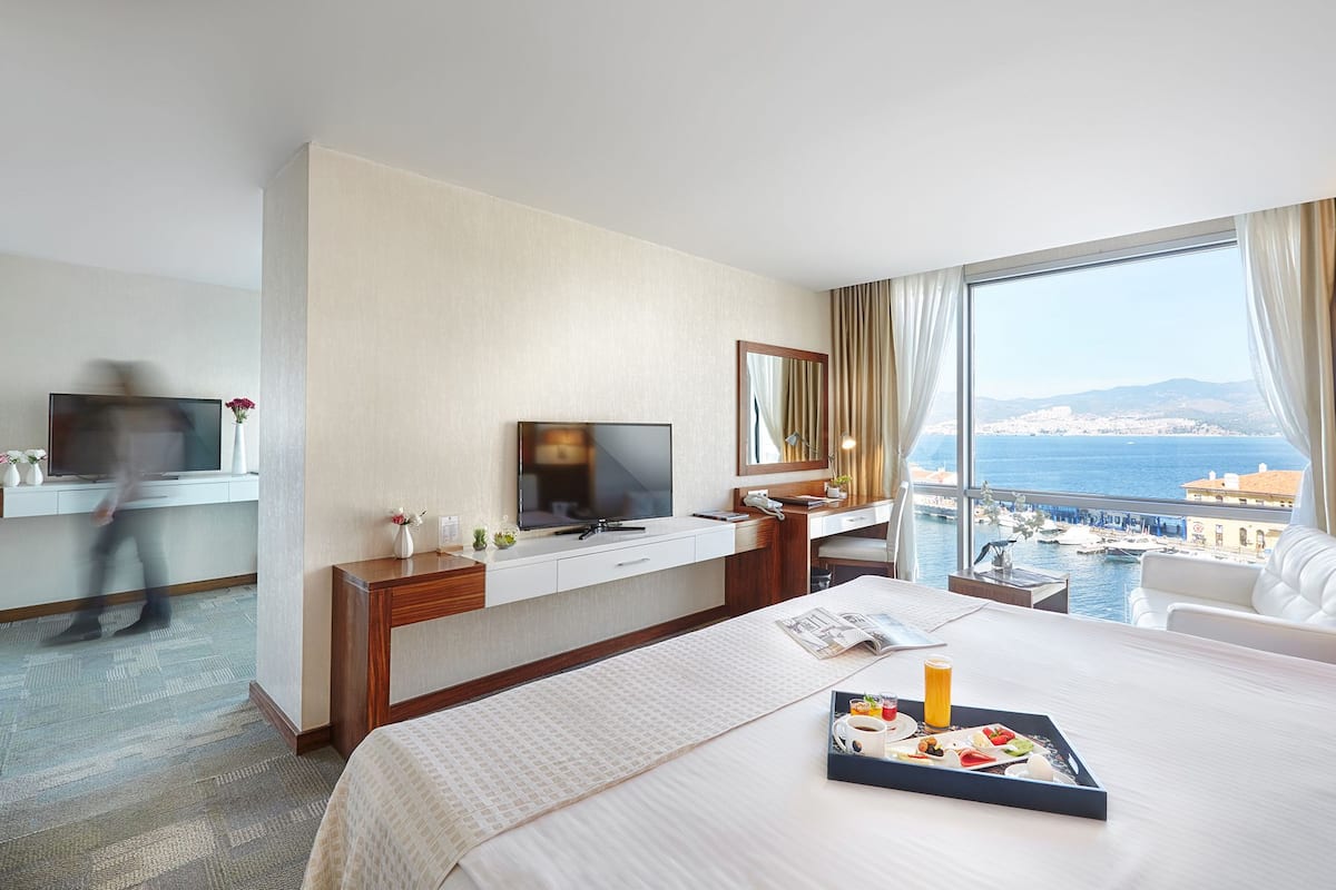 Suite | Sengetøy av topp kvalitet, minibar, safe på rommet og skrivebord