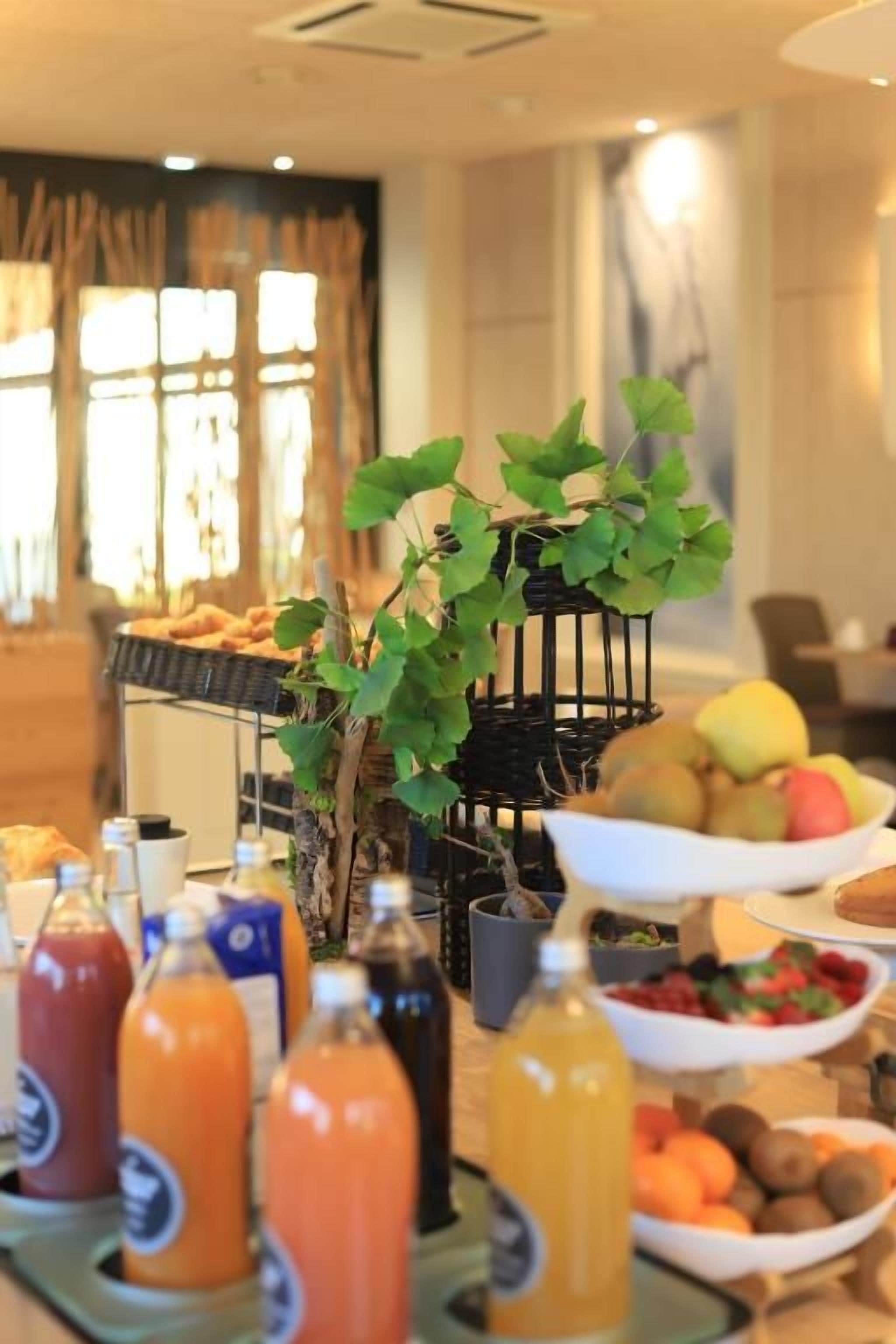 Un buffet de petit-déjeuner proposant une variété d'aliments et de boissons.