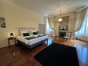 Minibar, free WiFi, bed sheets - Château de la Dame Blanche (Geneuille)
