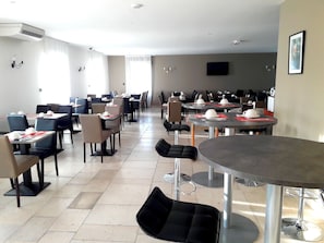 Tägliches Frühstücksbuffet (12 EUR pro Person)