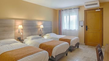 Superior driepersoonskamer | Een kluis op de kamer, een bureau, geluiddichte muren, gratis babybedden