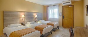 In-room safe, desk, soundproofing, free cribs/infant beds - Logis De France Des Sources (Creney-pres-Troyes)