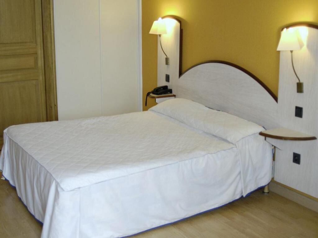 In-room safe, desk, soundproofing, free cribs/infant beds