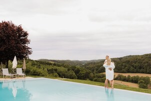 季节性开放的室外游泳池，池畔遮阳伞，日光浴躺椅