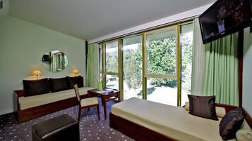 Suite | Een bureau, gratis babybedden, gratis wifi, beddengoed