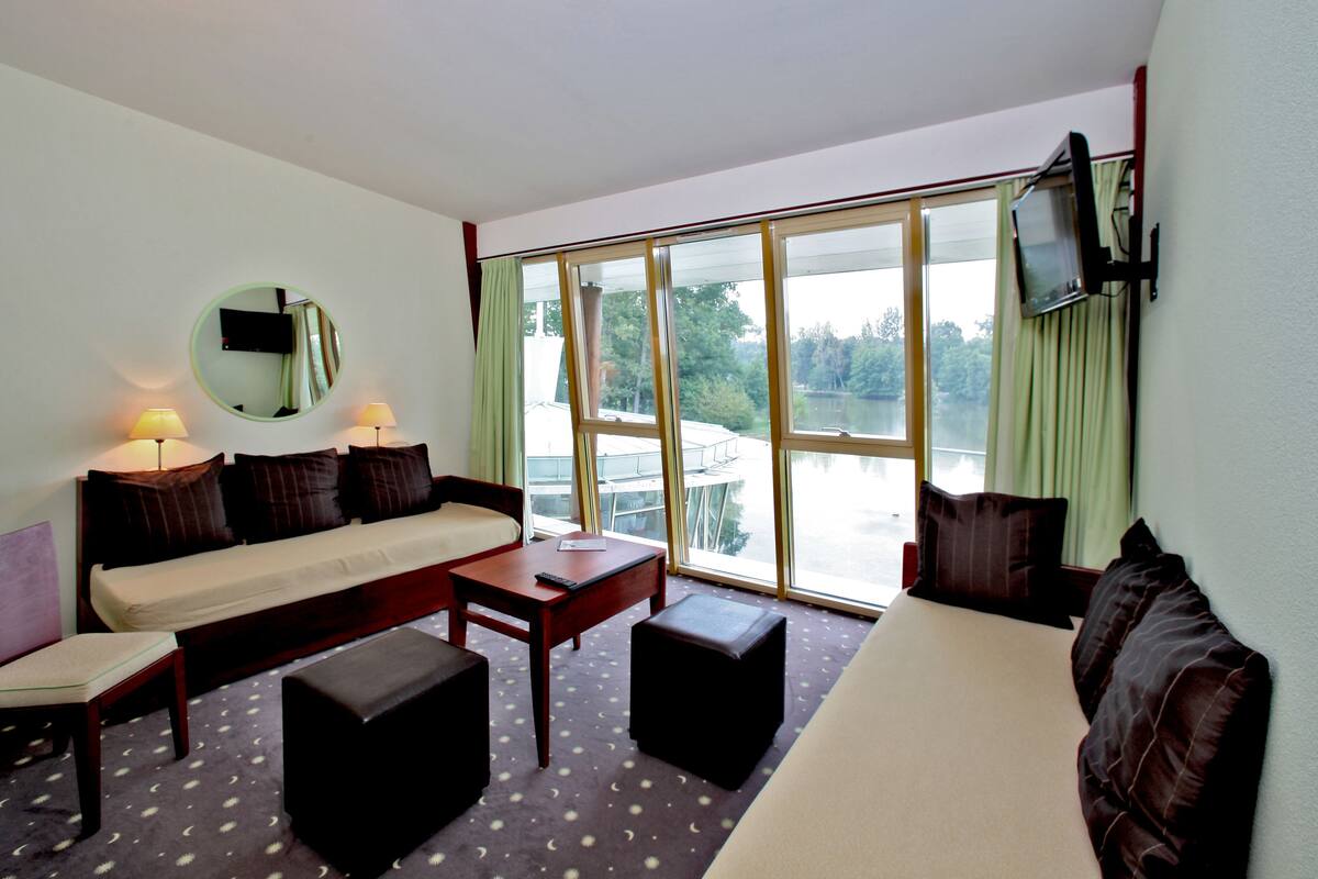 suite | desk, free cots/infant beds, free wifi, bed sheets