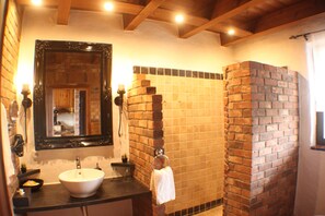 Een douche, een regendouche, gratis toiletartikelen, een haardroger