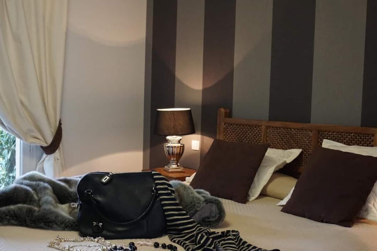 double room (tradition climatisée) | individually decorated, individually furnished, desk, blackout curtains