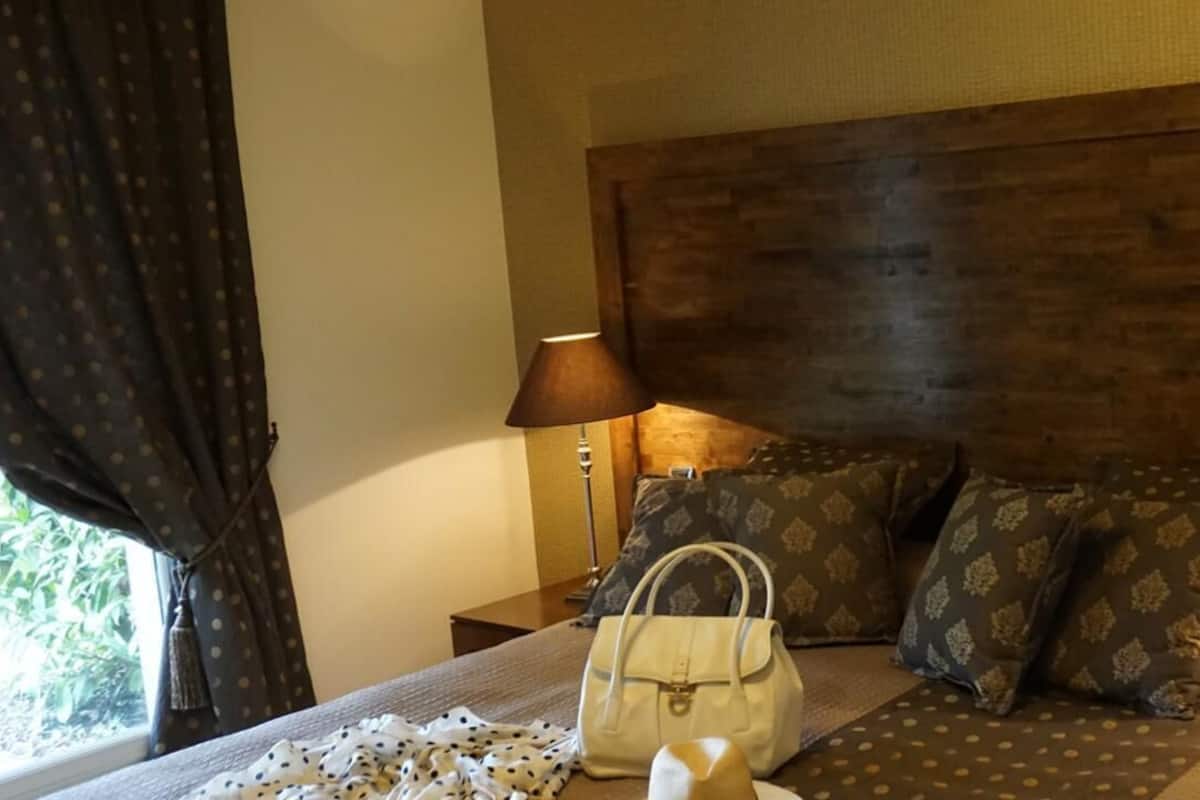 double room (tradition climatisée) | individually decorated, individually furnished, desk, blackout curtains