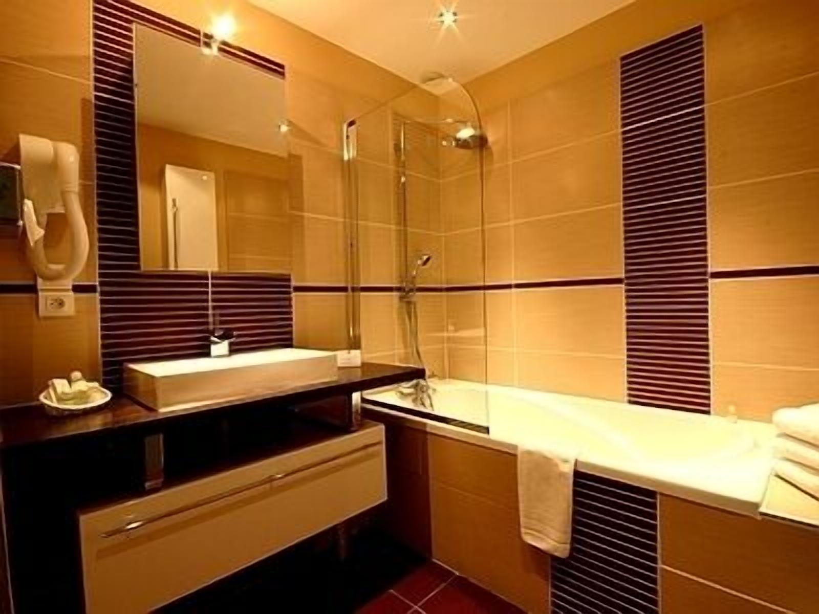 double room (duplex bain) | bathroom | hair dryer, soap, toilet paper