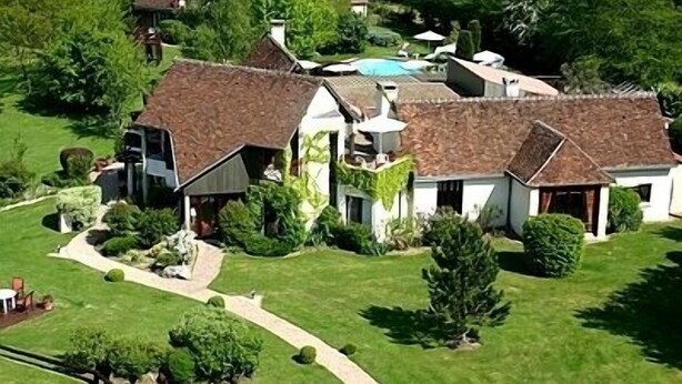 A residential area with multiple houses, a swimming pool, and well-maintained lawns. - Domaine de l'Arbrelle (Amboise)