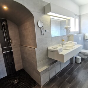 Quadruple Room | Bathroom | Free toiletries, hair dryer, towels - Hôtel Le Cerf (Briare)