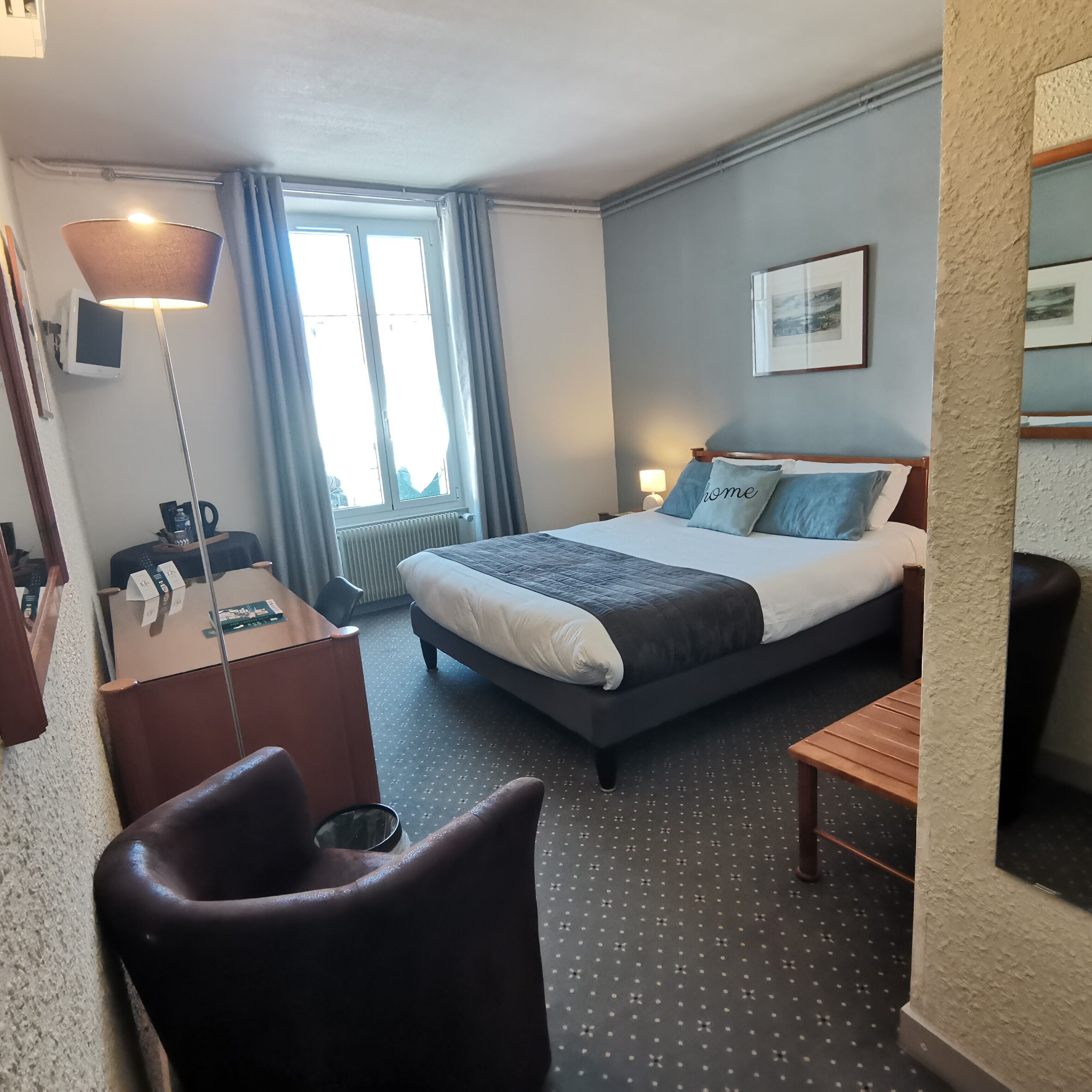 Double Room | Desk, blackout curtains, iron/ironing board, free WiFi