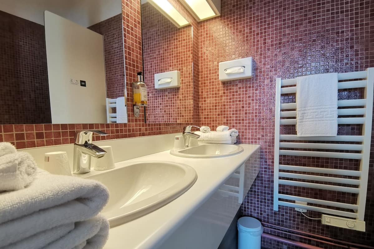 quadruple room | bathroom | free toiletries, hair dryer, towels