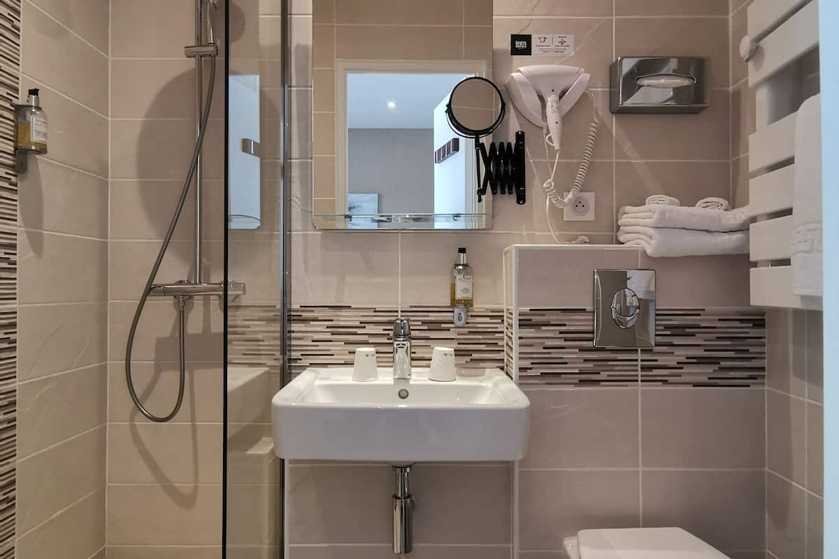 double room | bathroom | free toiletries, hair dryer, towels