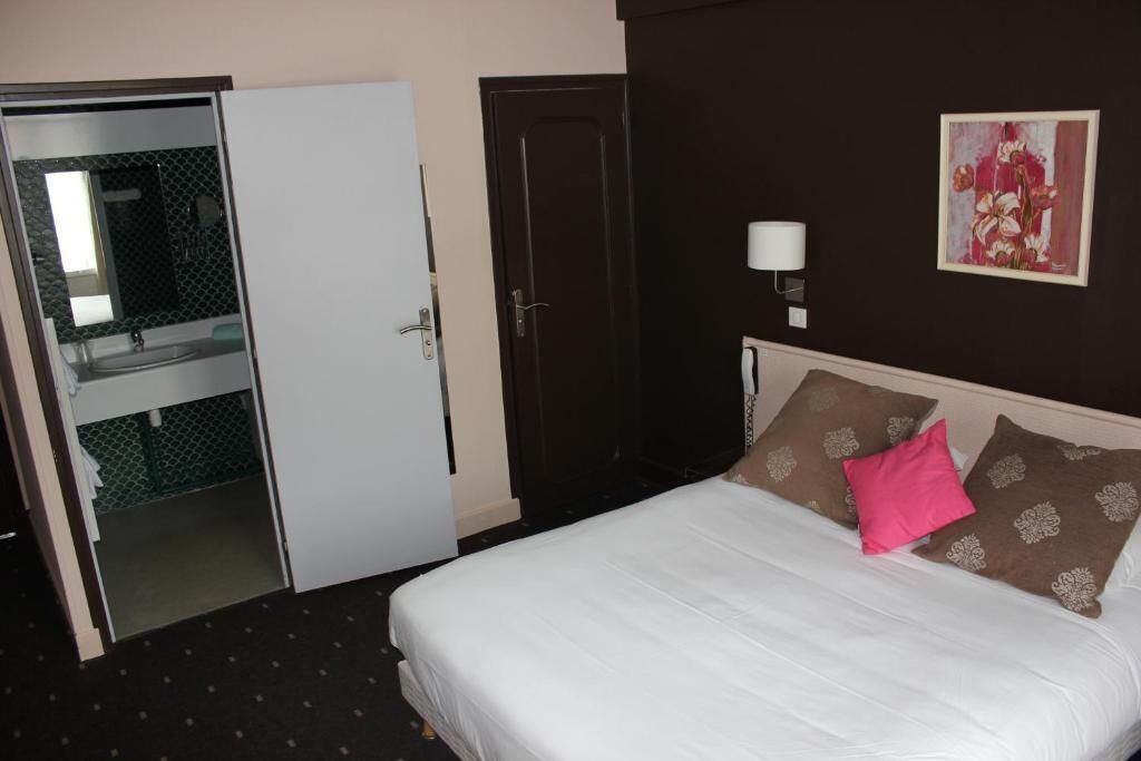Desk, blackout drapes, iron/ironing board, free WiFi