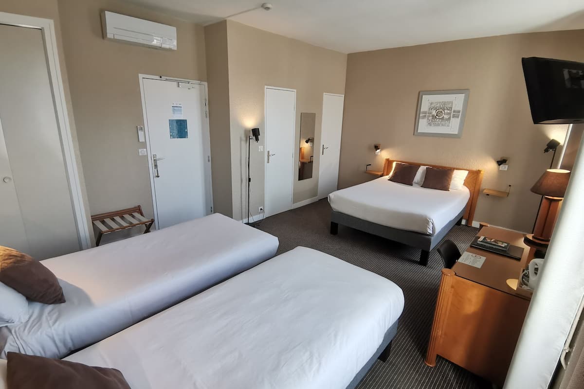 quadruple room | desk, blackout curtains, iron/ironing board, free wifi