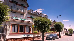 Un hotel con un letrero que dice "HOTEL DU CEF" y un letrero de "ESTACIONAMIENTO".