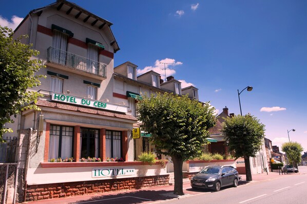 A hotel with a sign reading "HOTEL DU CEF" and a "PARKING" sign. - Hôtel Le Cerf (Briare)