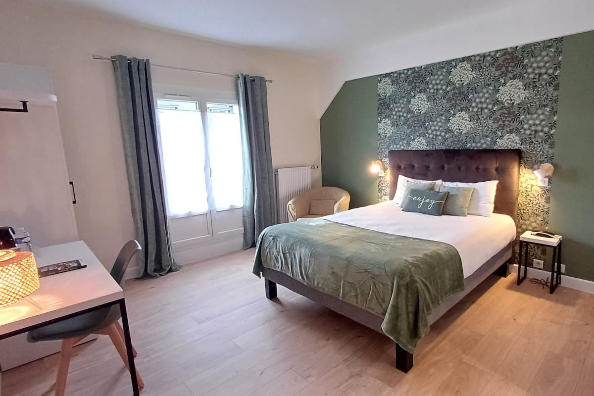 Desk, blackout drapes, iron/ironing board, free WiFi