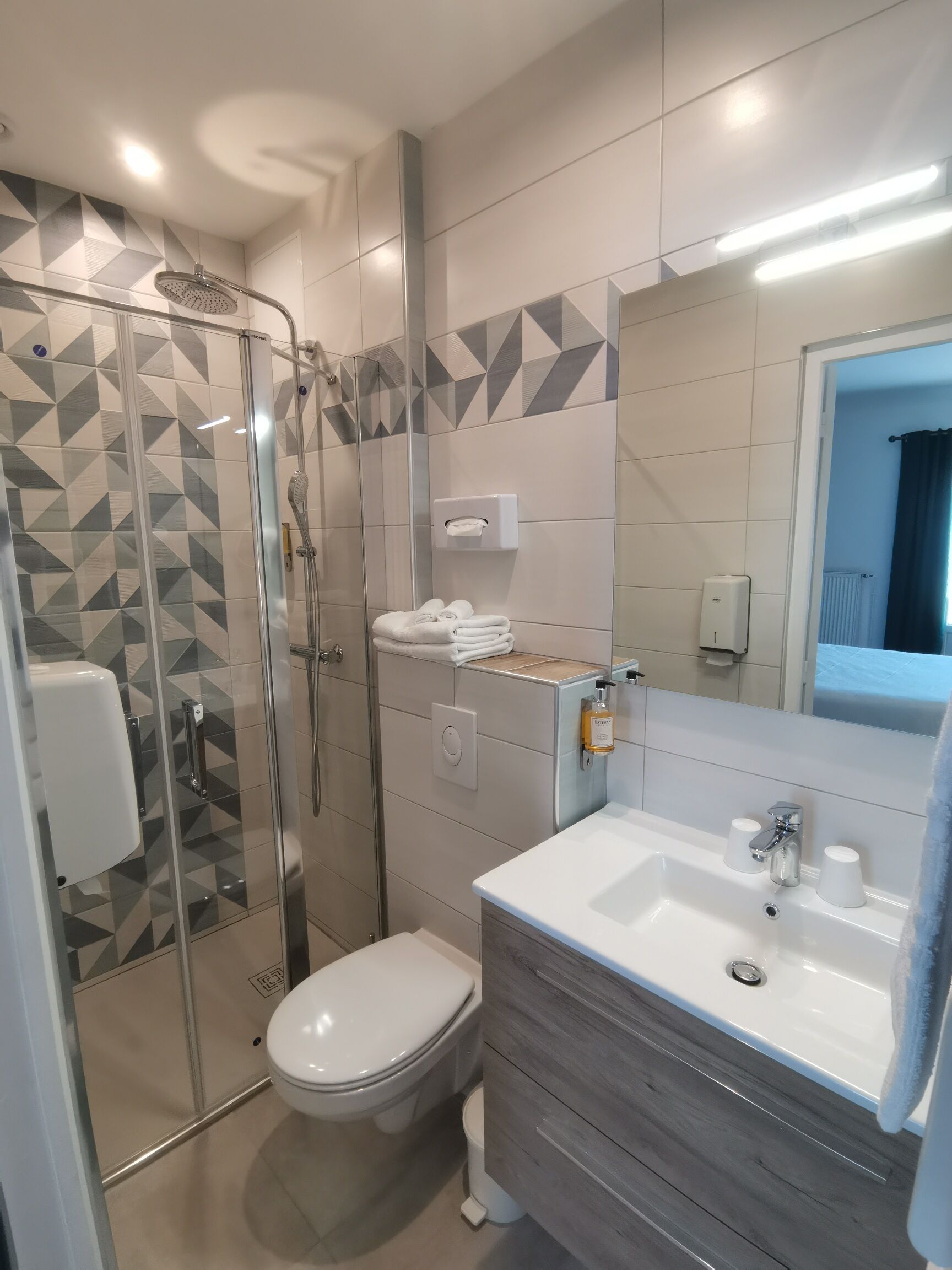 double room | bathroom | free toiletries, hair dryer, towels