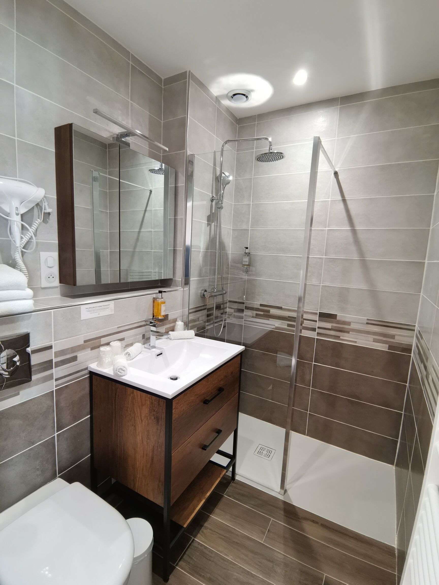 triple room | bathroom | free toiletries, hair dryer, towels