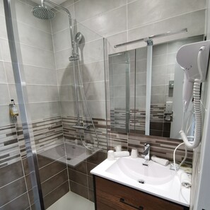 Triple Room | Bathroom | Free toiletries, hair dryer, towels - Hôtel Le Cerf (Briare)