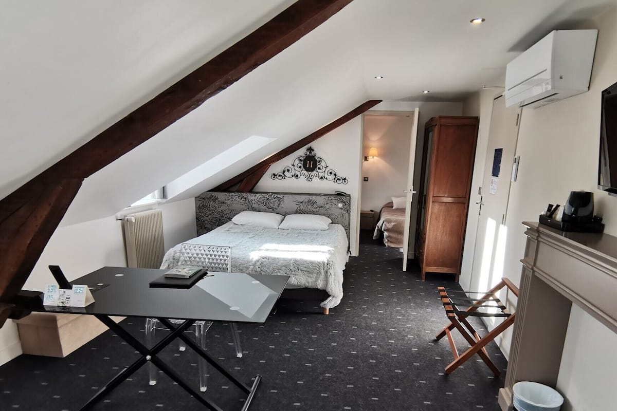 Quintuple Room Balneo | Desk, blackout drapes, iron/ironing board (on request), WiFi (free)