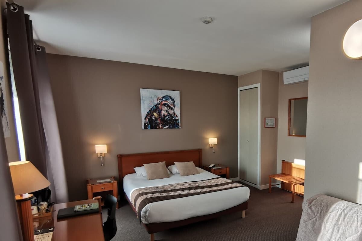 Triple Room | Desk, blackout drapes, iron/ironing board (on request), WiFi (free)