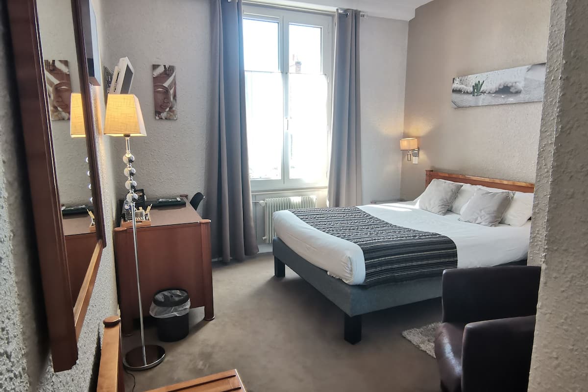 double room | desk, blackout curtains, iron/ironing board, free wifi