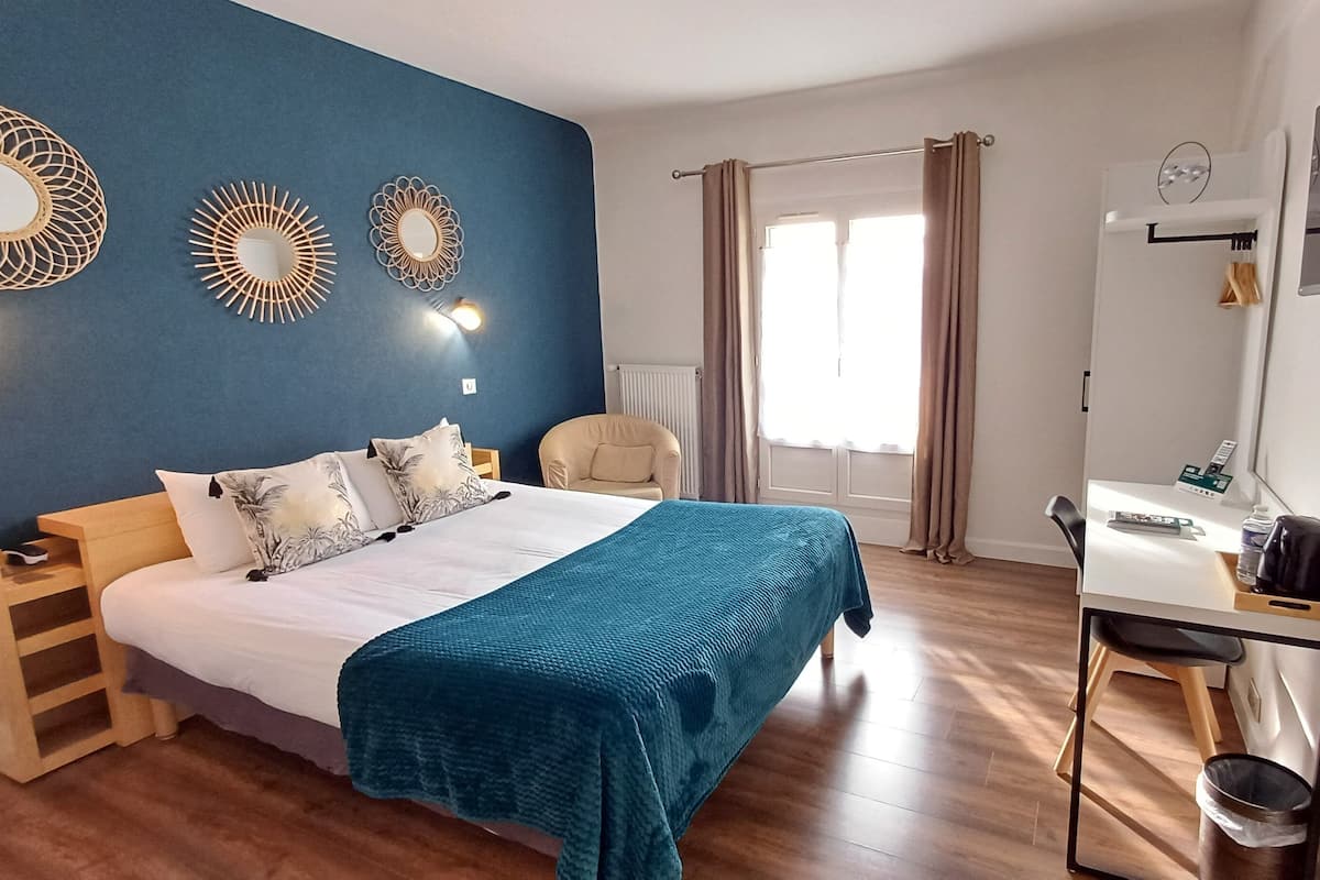 Habitación doble | Escritorio, cortinas blackout y tabla de planchar con plancha