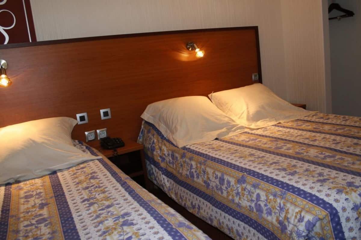 Standard Triple Room | Desk, blackout drapes, free WiFi, bed sheets