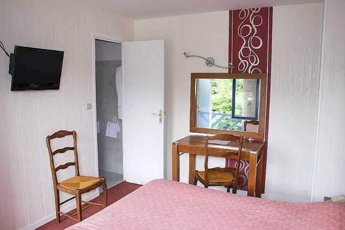 desk, blackout curtains, free wifi, bed sheets