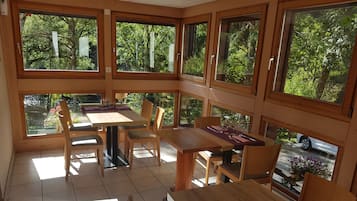 Se sirven desayunos, comidas, cenas y cocina francesa