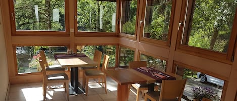 Melayani sarapan, makan siang, makan malam; sajian masakan Prancis