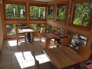 Se sirven desayunos, comidas, cenas y cocina francesa