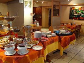 Daily buffet breakfast (EUR 13.5 per person)