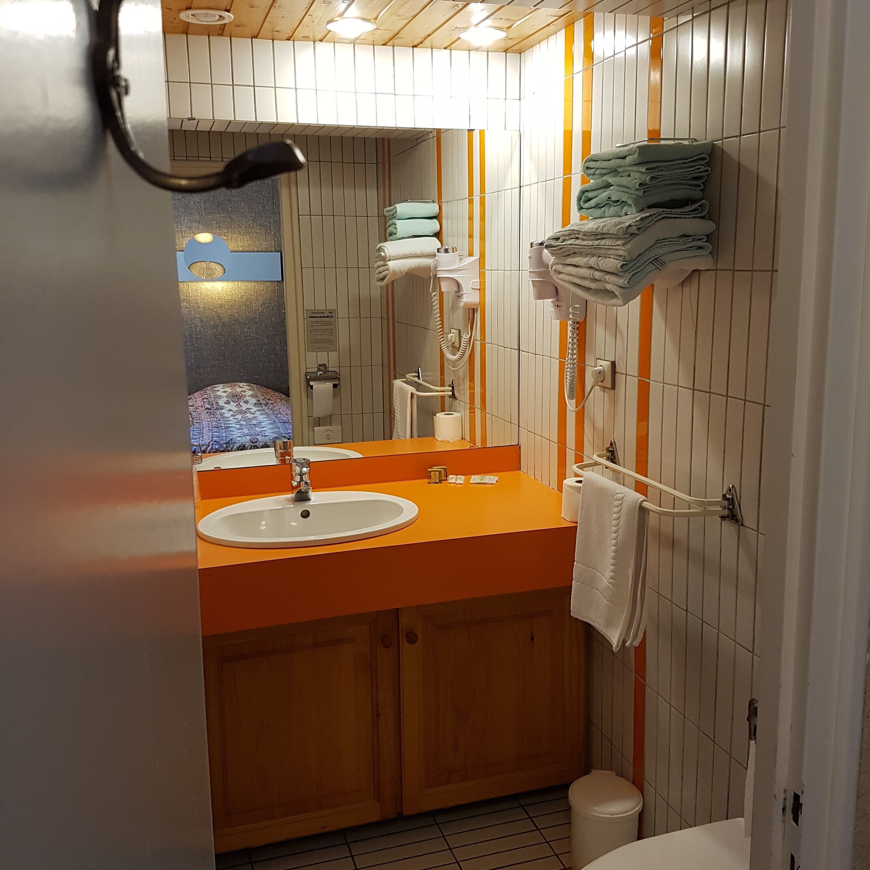 comfort twin room | bathroom | spring water bathtub, free toiletries, hair dryer, towels
