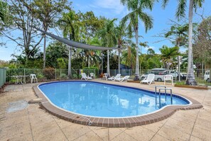 Hồ bơi ngoài trời, ghế dài tắm nắng