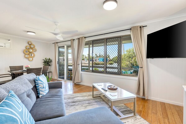 Biệt thự Superior | Khu phòng khách | TV, đầu đĩa DVD